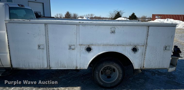 image for item EN5016 2004 Chevrolet Silverado 3500 utility bed pickup truck