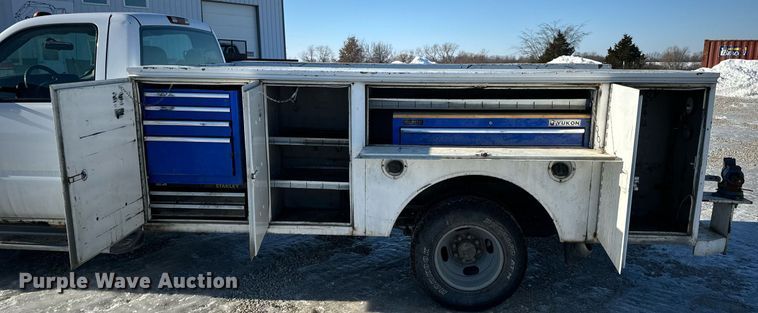 image for item EN5016 2004 Chevrolet Silverado 3500 utility bed pickup truck