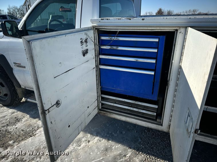 image for item EN5016 2004 Chevrolet Silverado 3500 utility bed pickup truck