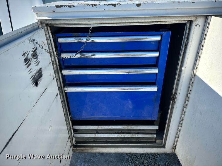 image for item EN5016 2004 Chevrolet Silverado 3500 utility bed pickup truck