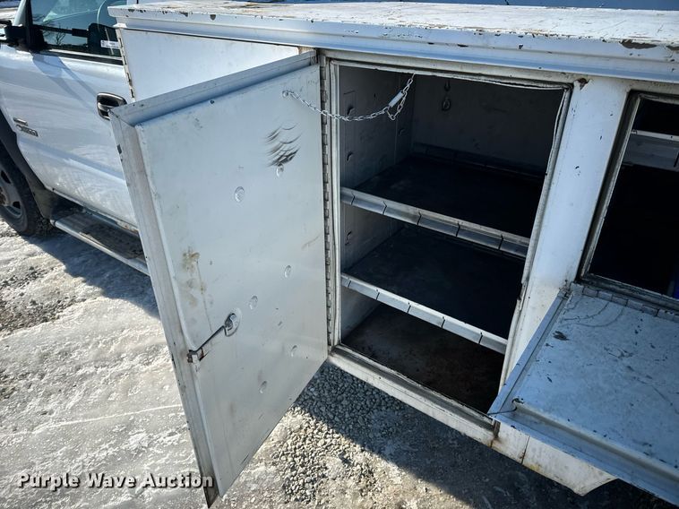 image for item EN5016 2004 Chevrolet Silverado 3500 utility bed pickup truck