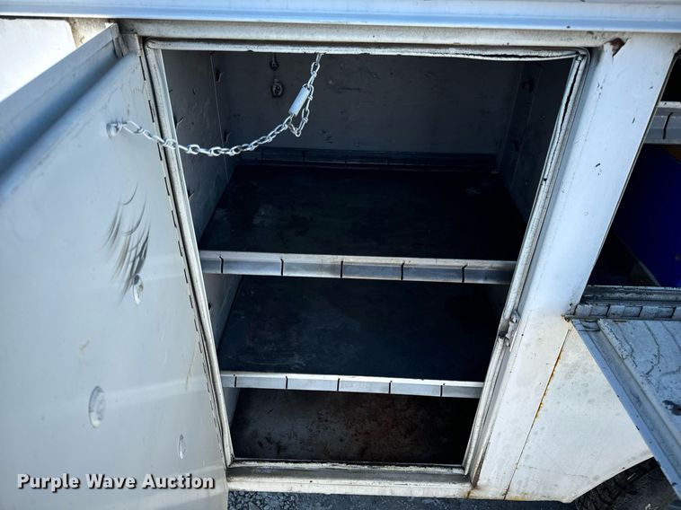 image for item EN5016 2004 Chevrolet Silverado 3500 utility bed pickup truck