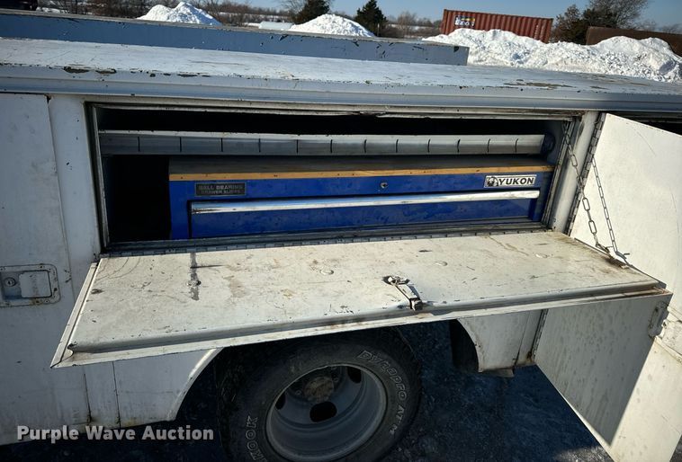 image for item EN5016 2004 Chevrolet Silverado 3500 utility bed pickup truck