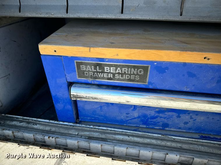 image for item EN5016 2004 Chevrolet Silverado 3500 utility bed pickup truck