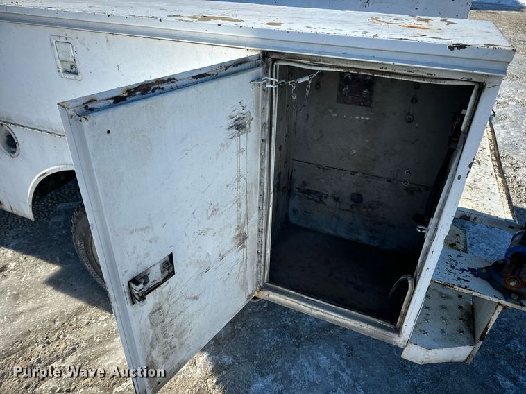 image for item EN5016 2004 Chevrolet Silverado 3500 utility bed pickup truck