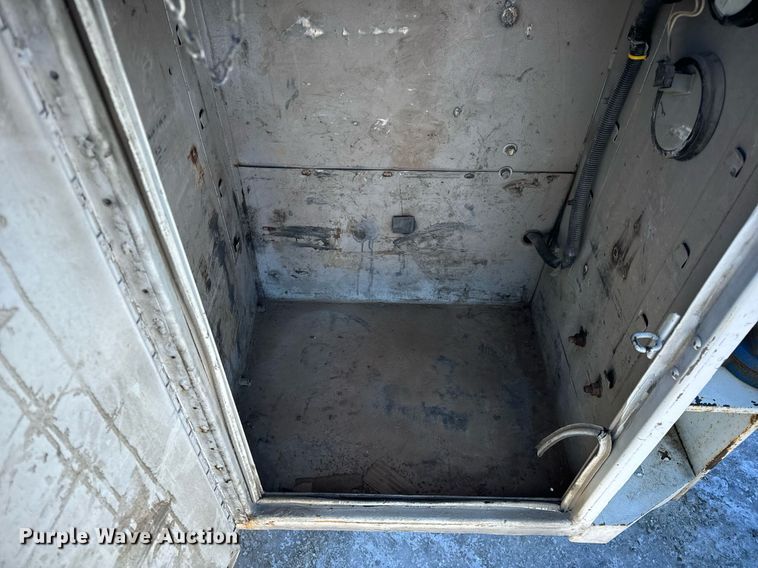 image for item EN5016 2004 Chevrolet Silverado 3500 utility bed pickup truck