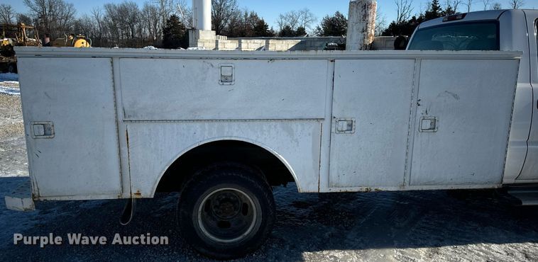 image for item EN5016 2004 Chevrolet Silverado 3500 utility bed pickup truck