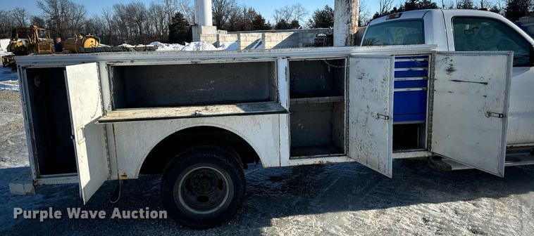 image for item EN5016 2004 Chevrolet Silverado 3500 utility bed pickup truck