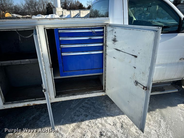 image for item EN5016 2004 Chevrolet Silverado 3500 utility bed pickup truck