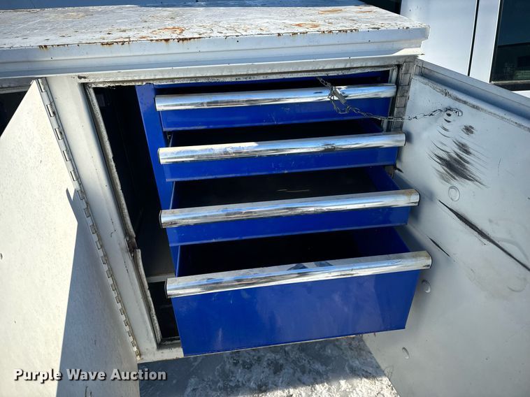 image for item EN5016 2004 Chevrolet Silverado 3500 utility bed pickup truck