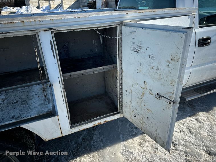 image for item EN5016 2004 Chevrolet Silverado 3500 utility bed pickup truck