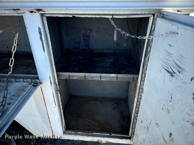 image for item EN5016 2004 Chevrolet Silverado 3500 utility bed pickup truck