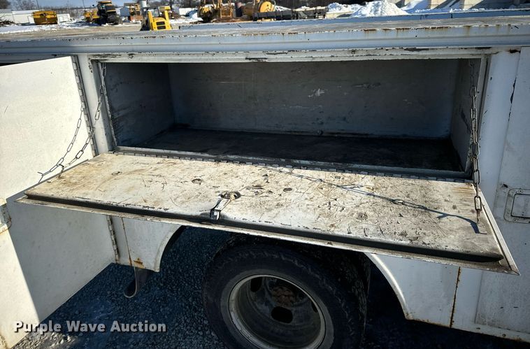 image for item EN5016 2004 Chevrolet Silverado 3500 utility bed pickup truck