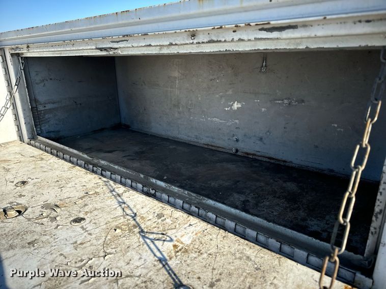 image for item EN5016 2004 Chevrolet Silverado 3500 utility bed pickup truck