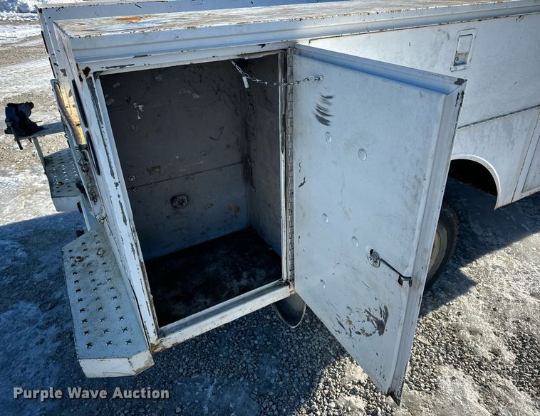 image for item EN5016 2004 Chevrolet Silverado 3500 utility bed pickup truck