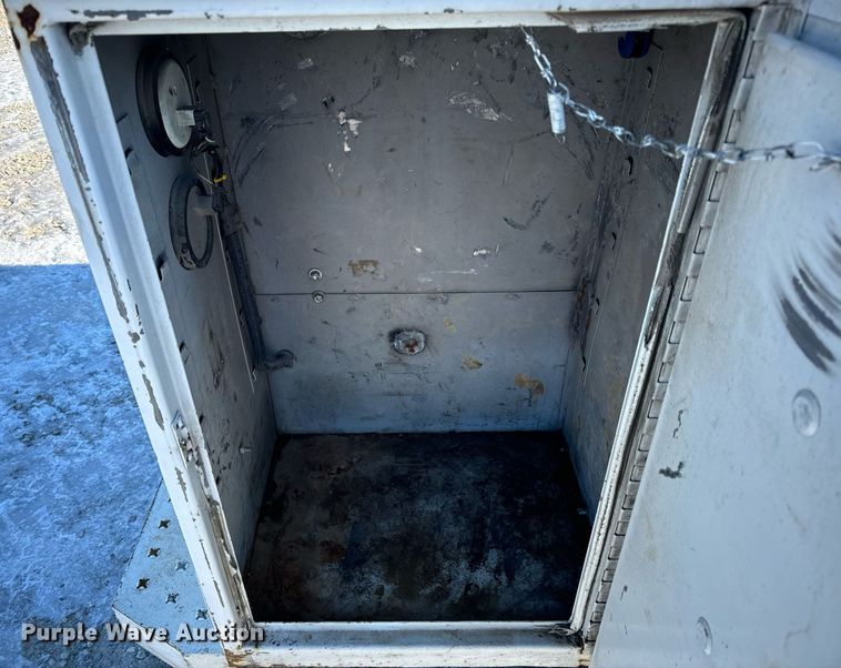 image for item EN5016 2004 Chevrolet Silverado 3500 utility bed pickup truck