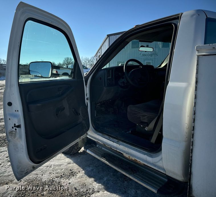 image for item EN5016 2004 Chevrolet Silverado 3500 utility bed pickup truck