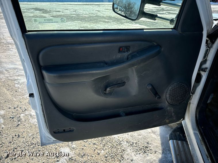 image for item EN5016 2004 Chevrolet Silverado 3500 utility bed pickup truck