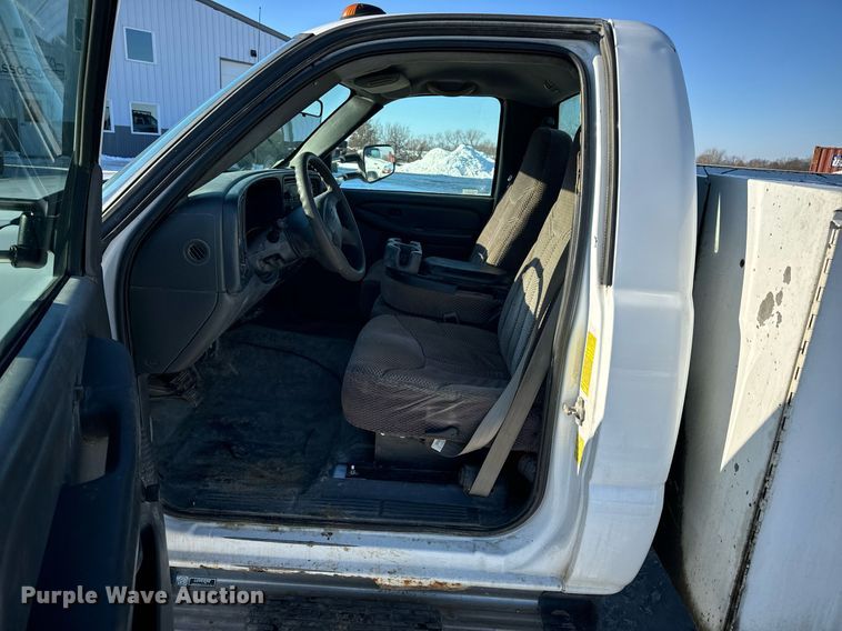 image for item EN5016 2004 Chevrolet Silverado 3500 utility bed pickup truck
