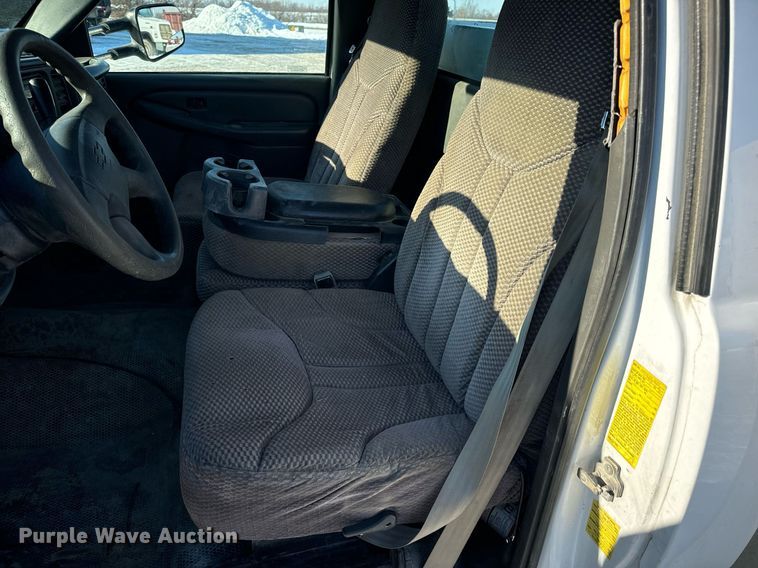 image for item EN5016 2004 Chevrolet Silverado 3500 utility bed pickup truck