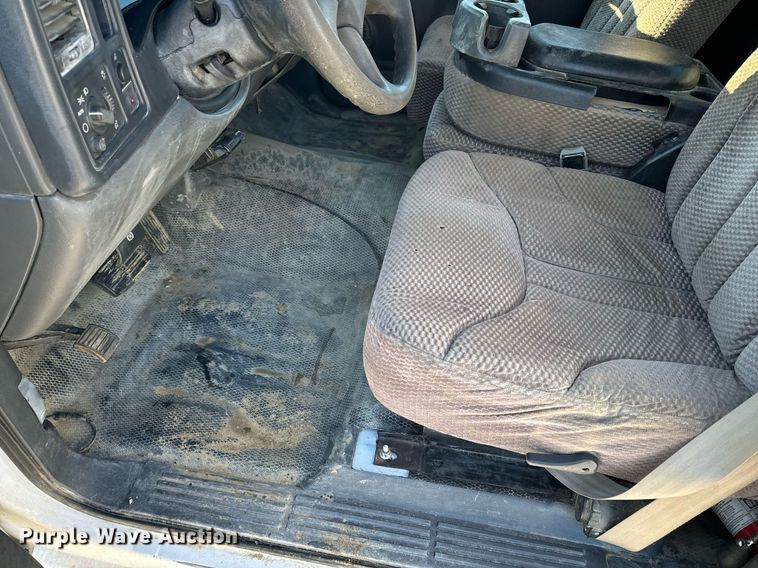 image for item EN5016 2004 Chevrolet Silverado 3500 utility bed pickup truck