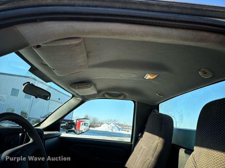 image for item EN5016 2004 Chevrolet Silverado 3500 utility bed pickup truck