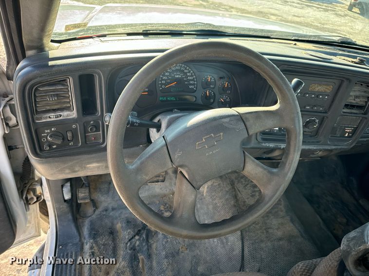 image for item EN5016 2004 Chevrolet Silverado 3500 utility bed pickup truck