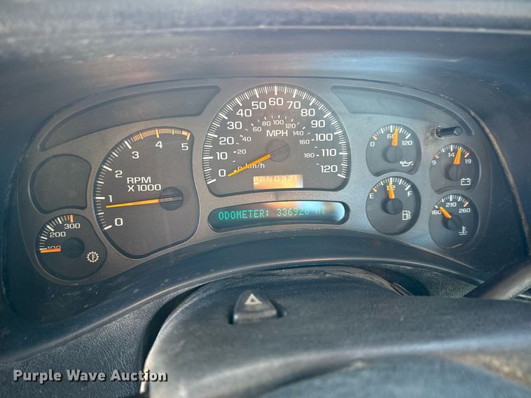 image for item EN5016 2004 Chevrolet Silverado 3500 utility bed pickup truck