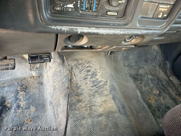 image for item EN5016 2004 Chevrolet Silverado 3500 utility bed pickup truck