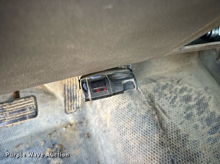 image for item EN5016 2004 Chevrolet Silverado 3500 utility bed pickup truck