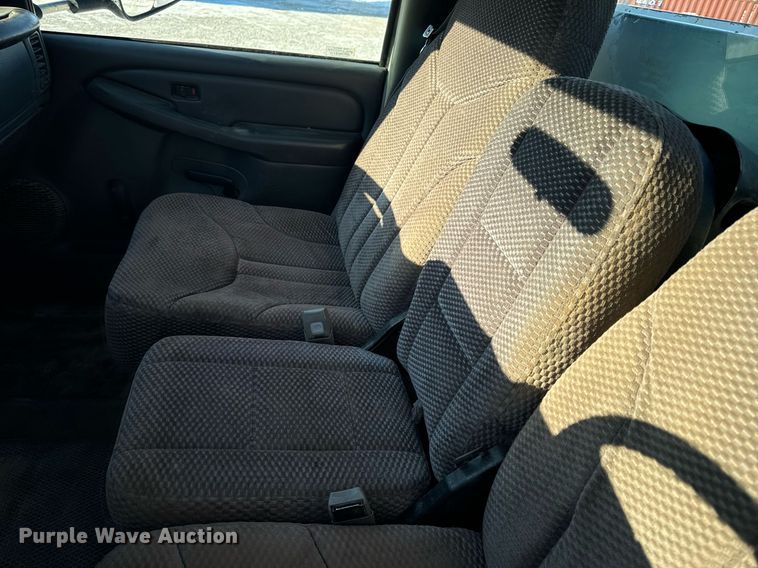 image for item EN5016 2004 Chevrolet Silverado 3500 utility bed pickup truck