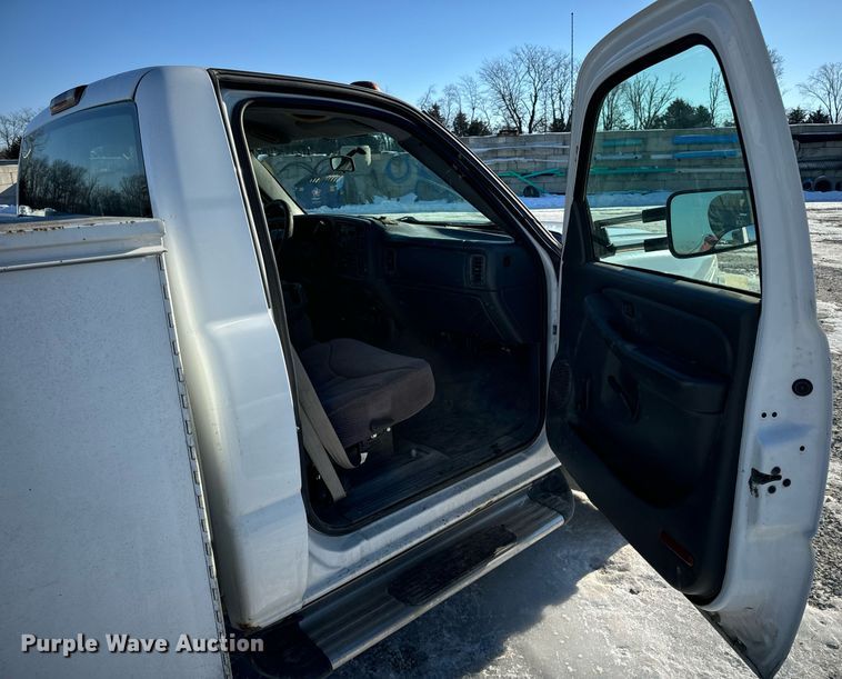 image for item EN5016 2004 Chevrolet Silverado 3500 utility bed pickup truck