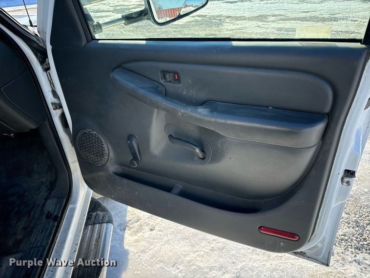 image for item EN5016 2004 Chevrolet Silverado 3500 utility bed pickup truck