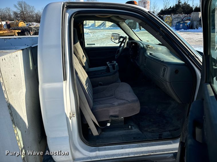 image for item EN5016 2004 Chevrolet Silverado 3500 utility bed pickup truck