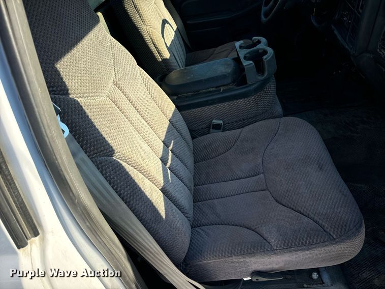 image for item EN5016 2004 Chevrolet Silverado 3500 utility bed pickup truck