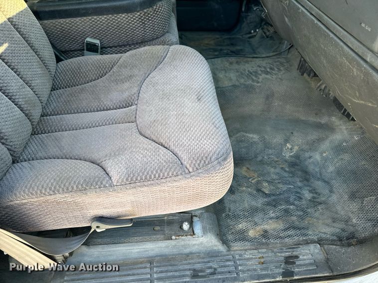 image for item EN5016 2004 Chevrolet Silverado 3500 utility bed pickup truck