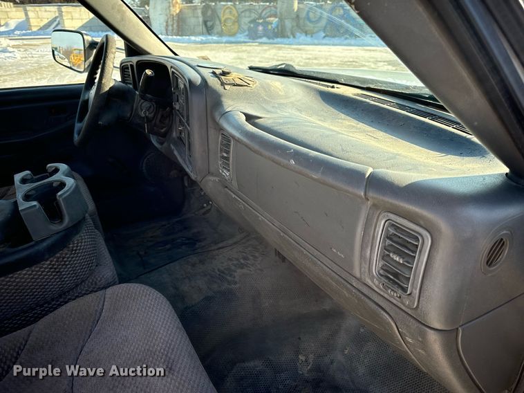 image for item EN5016 2004 Chevrolet Silverado 3500 utility bed pickup truck