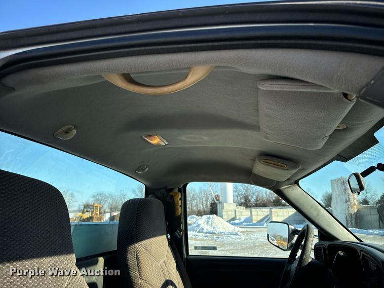 image for item EN5016 2004 Chevrolet Silverado 3500 utility bed pickup truck