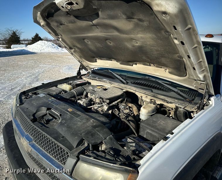 image for item EN5016 2004 Chevrolet Silverado 3500 utility bed pickup truck