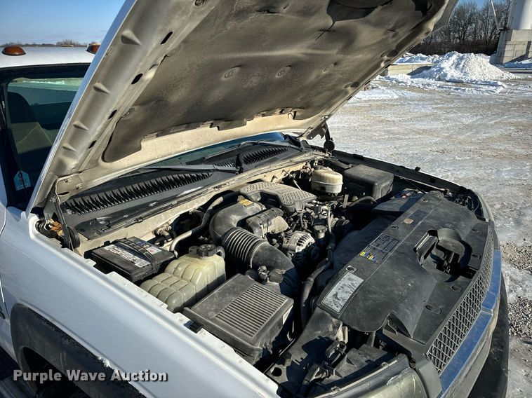 image for item EN5016 2004 Chevrolet Silverado 3500 utility bed pickup truck