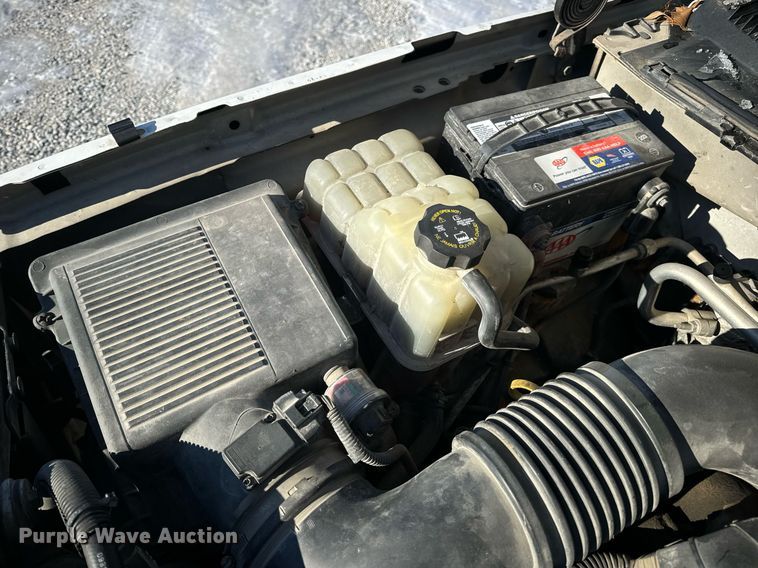 image for item EN5016 2004 Chevrolet Silverado 3500 utility bed pickup truck