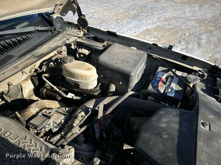 image for item EN5016 2004 Chevrolet Silverado 3500 utility bed pickup truck