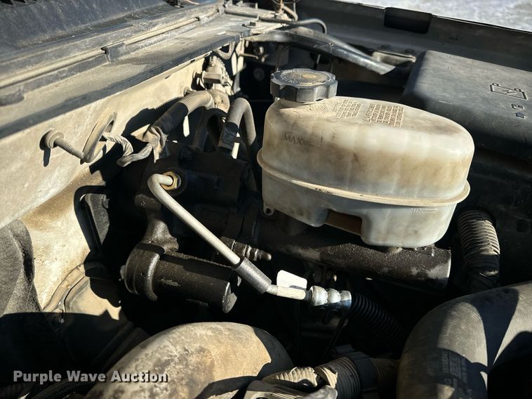 image for item EN5016 2004 Chevrolet Silverado 3500 utility bed pickup truck