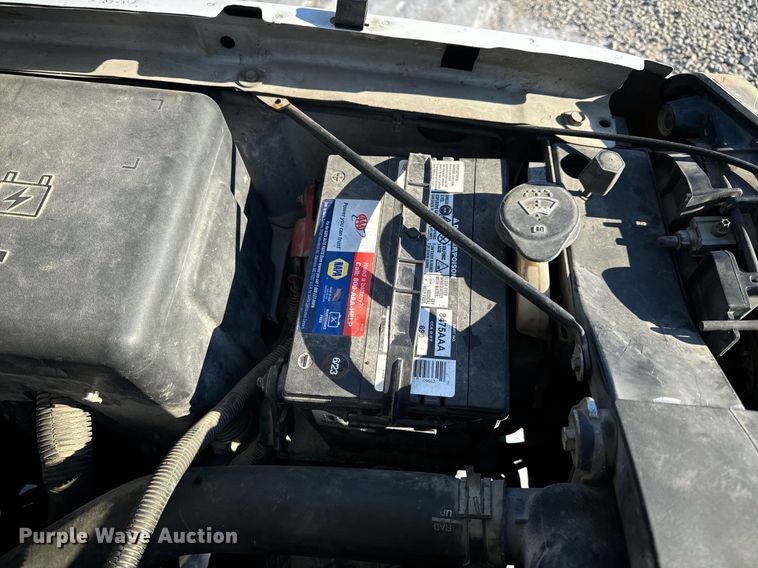 image for item EN5016 2004 Chevrolet Silverado 3500 utility bed pickup truck