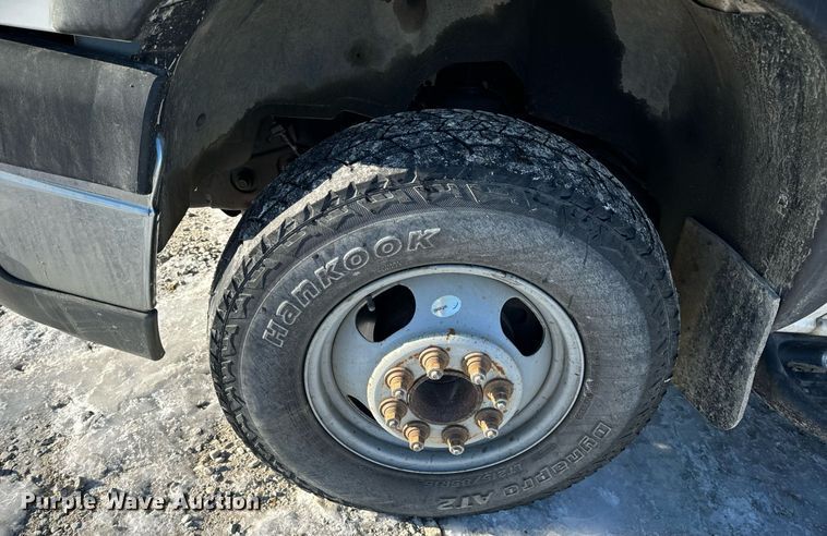 image for item EN5016 2004 Chevrolet Silverado 3500 utility bed pickup truck