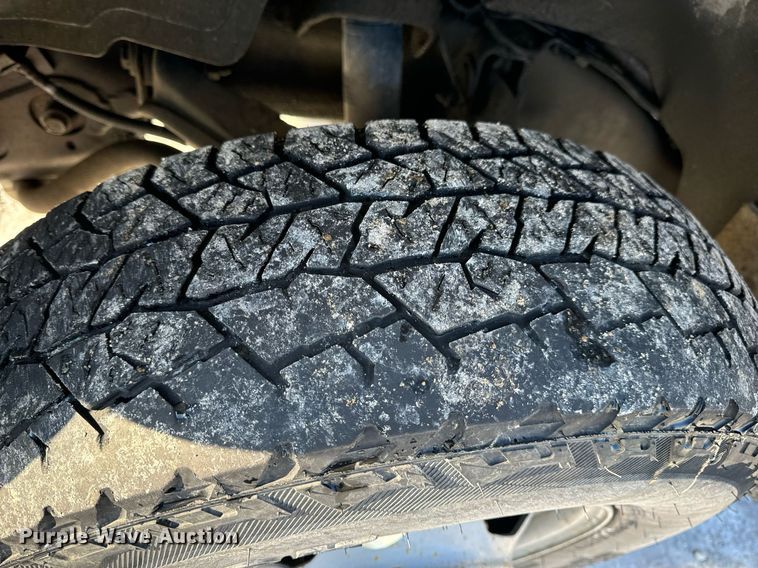 image for item EN5016 2004 Chevrolet Silverado 3500 utility bed pickup truck