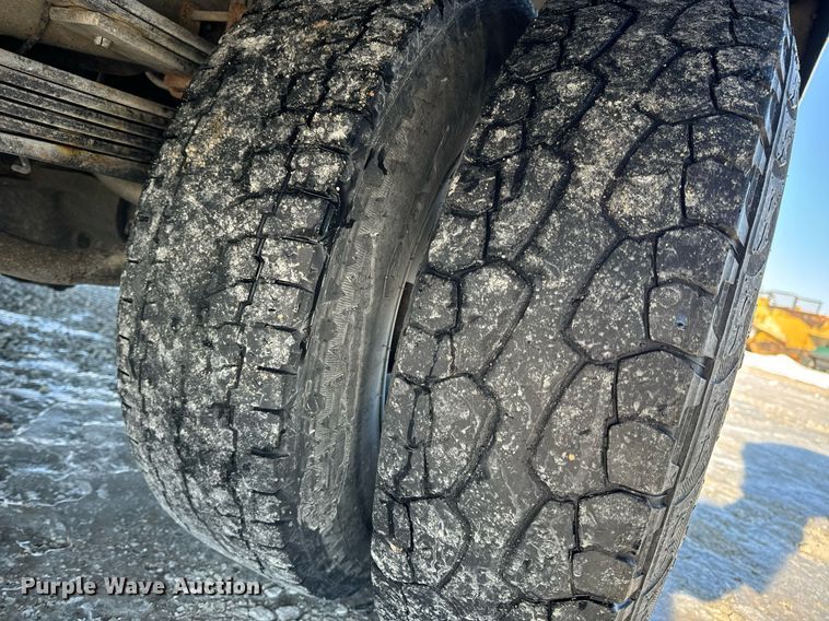 image for item EN5016 2004 Chevrolet Silverado 3500 utility bed pickup truck