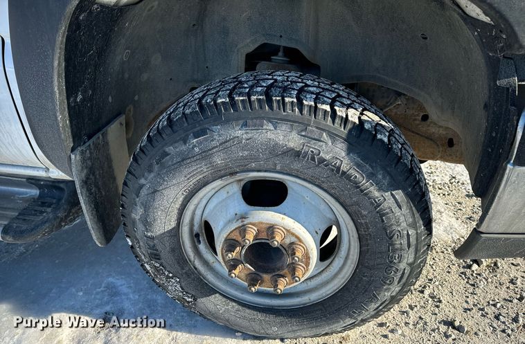 image for item EN5016 2004 Chevrolet Silverado 3500 utility bed pickup truck