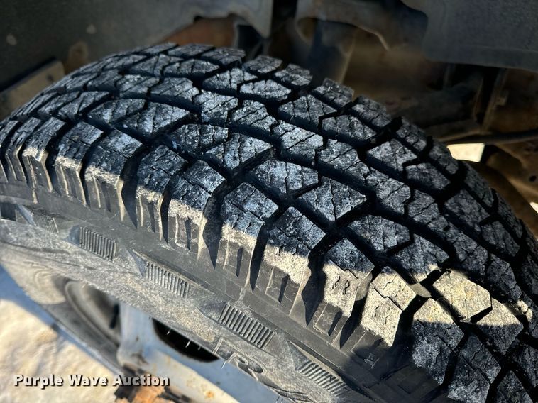 image for item EN5016 2004 Chevrolet Silverado 3500 utility bed pickup truck