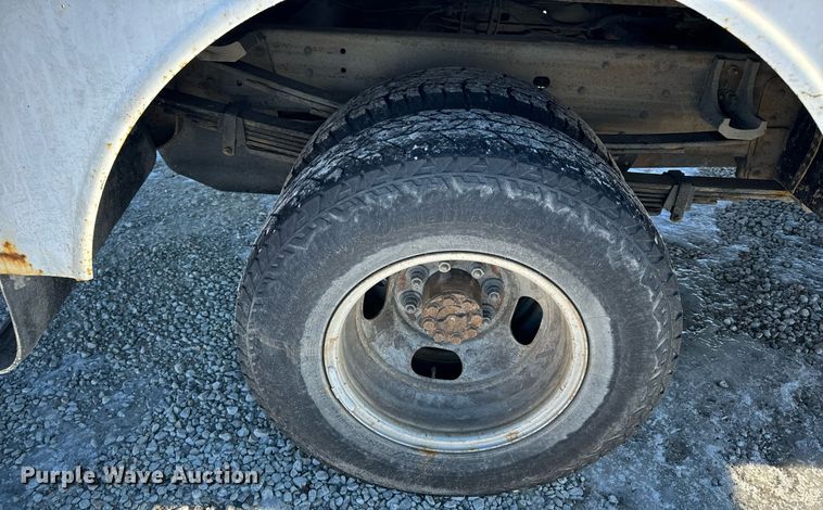 image for item EN5016 2004 Chevrolet Silverado 3500 utility bed pickup truck